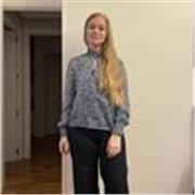 Tengo 19 años, y estoy estudiando un doble grado de comercio y turismo. Me encanta ayudar a niños a mejorar su inglés