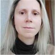 Professoressa di ruolo di matematica impartisce lezioni a studenti scuole medie inferiori e superiori