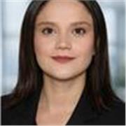 Profesora dando clases para estudiantes apartir de tercer grado