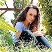 Studentessa universitaria impartisce lezioni di inglese a bambini e ragazzi