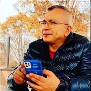 Me defino como docente–investigador y consultor en marketing, gestión de mercados y estrategia, con enfoque aplicado: conecto teor