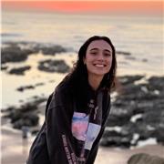 Estudiantes de enfermería con experiencia en el trato con niños y capacidad para imprimir clases.