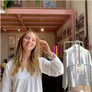 Soy estudiante del doble grado de Ade y derecho, me veo cualificada para impartir cualquier tipo de clase, especializada en letras