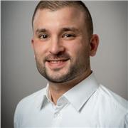 Online-Türkisch Lehrer mit Anwendungspraxis aus der beruflichen Welt.