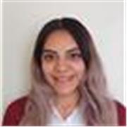 Profesora de química básica que imparte clases a niños de todas las edades