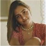 Profesora de apoyo escolar en modo online, híbrido o presencial