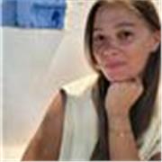 Studentin, die Englisch für Kinder jeder Altersklassen unterrichtet