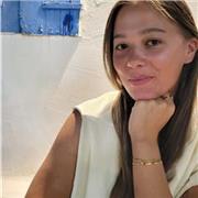 Studentin, die Englisch für Kinder jeder Altersklassen unterrichtet