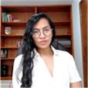 Estudiante universitaria capacidad de enseñar a niños de todas las edades en la educación básica