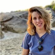 Profesora de música da clases a niños o adultos