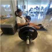 Profesora de educación física y entrenadora personal apta para todos los niveles y edades.