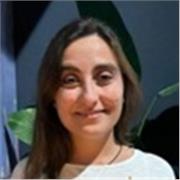 Profesora de Yoga con formación en Yoga Integral, Yogaterapia y Ayurveda con enfoque en alineación y uso de props.