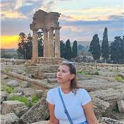 Insegnante di lettere impartisce ripetizioni a ragazzi della scuola media