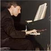 Diplomato in Pianoforte Principale al Conservatorio Luigi Cherubini di Firenze