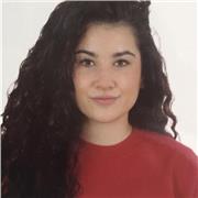 Estudiante de magisterio imparte clases a niños y niñas de Primaria