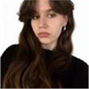 Sono una ragazza che ha studiato cinque anni in accademia di belle arti indirizzo fashion design (triennale e magistrale) 