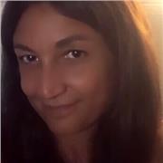 Docente di diritto impartisce lezioni a ragazzi delle superiori