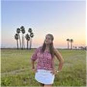 chica de 16 años imparte clases de matematicas a niños de primaria