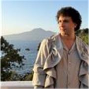 Laureato in mediazione linguistica, interprete e traduttore professionista offre lezioni di lingue personalizzate