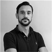 Graphic designer con 10 anni di esperienza insegna Adobe Photoshop con metodo pratico per studenti, creativi e professionisti.