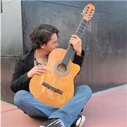 Maestro de música con amplia experiencia, estudios profesionales y conocimiento en la ejecución de varios instrumentos