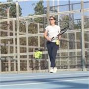 ¿Quieres mejorar tu juego, ponerte en forma y divertirte al mismo tiempo?  ¡Únete a nuestras clases de tenis para adultos!
