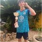 Un chico joven amante de la enseñanza y de los niños, como profesor de matemáticas básicas.