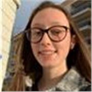 Profesora de inglés para sar clase a niños de primaria