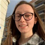 Profesora de inglés para sar clase a niños de primaria