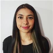 Licenciada en artes visuales, dicta clases sobre artes plásticas para personas de todas las edades según los intereses