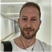 Me defino como un docente facilitador y empático. No veo mi rol como alguien que solo transmite conocimientos, sino como un guía 