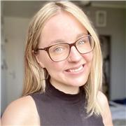 Psychologin, die fundierte pädagogische Techniken anwendet, um Englisch sinnvoll und langfristig zu vermitteln.