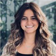 Deutsch-Tutorin, die Menschen aller Altersgruppen Deutsch als Fremdsprache unterrichtet.