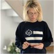 Professeure d’anglais dynamique, je transforme chaque cours en une expérience interactive et captivante pour tous les niveaux. 