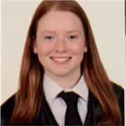 Profesora de inglés imparte clases a niños hasta primaria