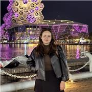 Englisch-Tutorin mit 17 Jahren Erfahrung, 2 Jahren in Hongkong und laufendem Studium auf Englisch bietet Online-Unterricht an