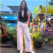 Profesora de Historia, con tres años de experiencia eñesando español en Inglaterra