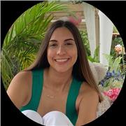 Docente de español con iniciativa de enseñar a niños y niñas