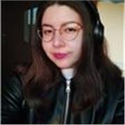 Joven licenciada en Bellas Artes alegre y dinámica.