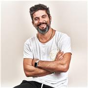 Offro lezioni di fotografia a persone che vogliono imparare a comunicare attraverso le immagini. Guidarle attraverso la composizione, la scelta della luce e delle cromie... per creare fotografie di impatto!