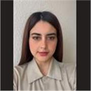 Maestra con enfoque pedagógico basado en desarrollar la curiosidad del estudiante, fomentar el análisis de contextos históricos y promover la participación activa en el aula mediante el diálogo y la reflexión