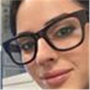 L'insegnante di inglese aiuta gli studenti a migliorare le loro abilità linguistiche, insegnando grammatica e la pronuncia