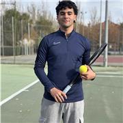 Aprende y perfecciona tu técnica con un Profesor Titulado. Paciente y adaptado a tus metas. ¡Soy Hugo y enseñar tenis es lo mío!
