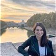 Laureata in lingue straniere e bilingue (certificata ed esperienza all’estero) impartisce lezioni di francese
