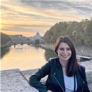 Laureata in lingue straniere e bilingue (certificata ed esperienza all’estero) impartisce lezioni di francese