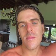 Me llamo Fernando y nací el 12 de agosto de
1988 en Argentina. Estudié diseño gráfico en
la Universidad de Buenos Aires y pinto desde
que soy pequeño. Pinto con las manos, pinto
con pinceles, pinto con el cuerpo y pinto con
el corazón.
Entiendo la pintura