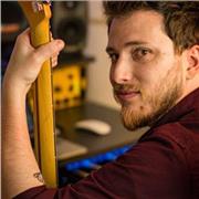 Cerchi un insegnante di chitarra elettrica empatico? Raccontami quali sono le tue esigenze e cominciamo!