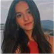 Profesora joven de apoyo para clases de inglés