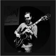 Instrucción en guitarra eléctrica y criolla, dirigidos a estudiantes a partir de los 12 años, sin límite de edad