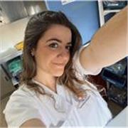 Soy Ángela, estudiante de enfermería y au pair que disfruta enseñando diversas materias a niños y adultos